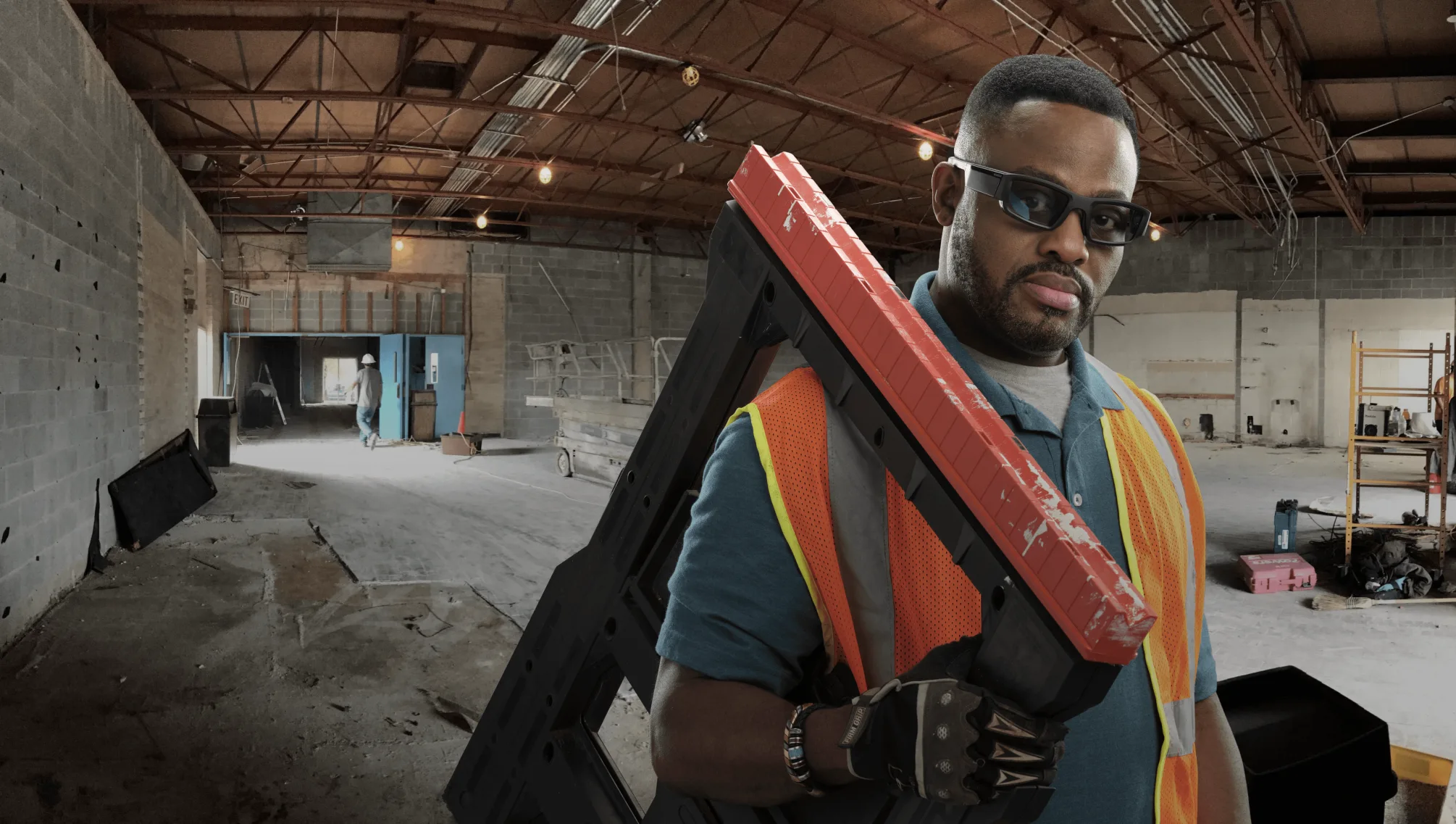 builder wearing smart glasses